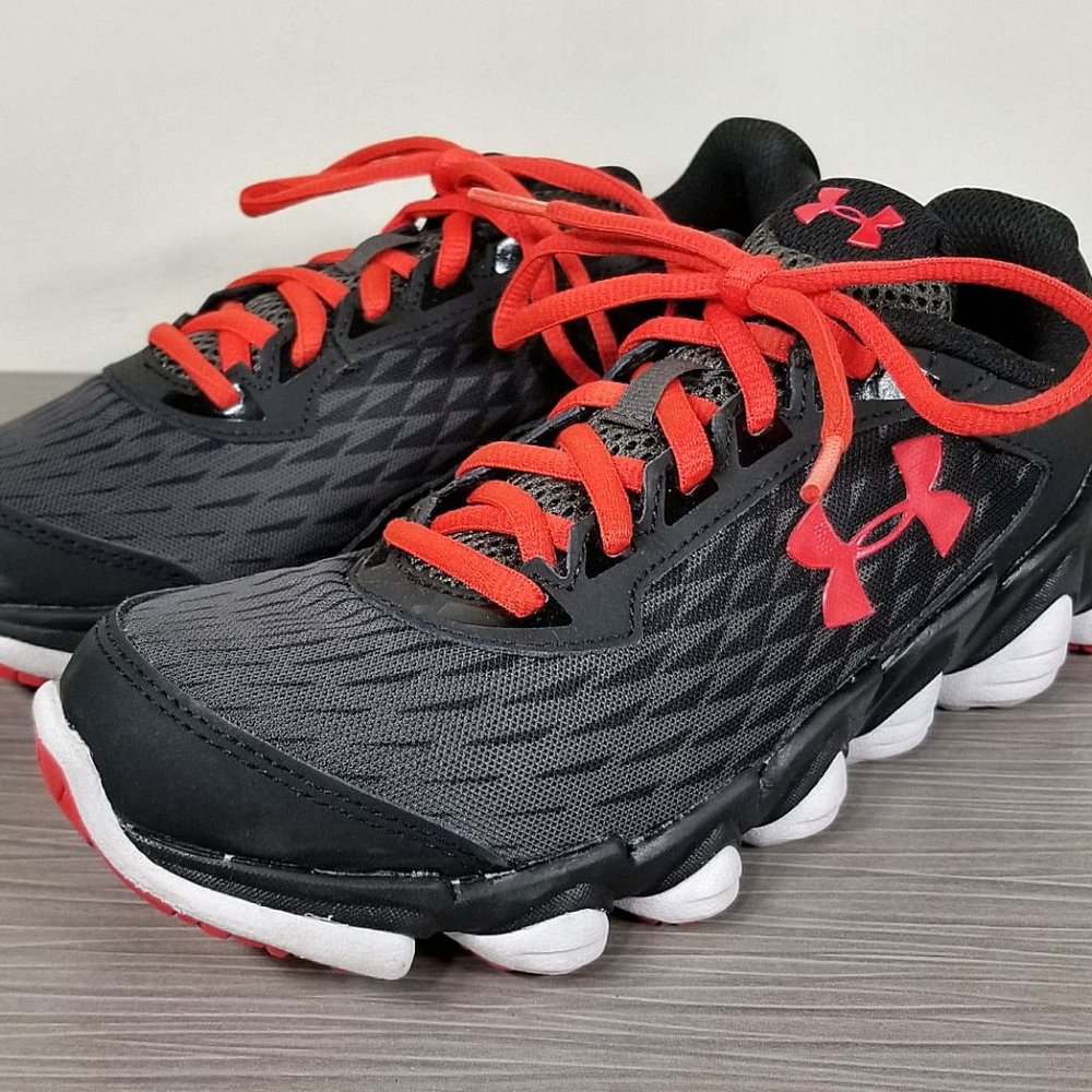 Under Armour 'Spine Disrupt' Running Shoe, Black/Red, Big Kid Size 4.5 / 36.5